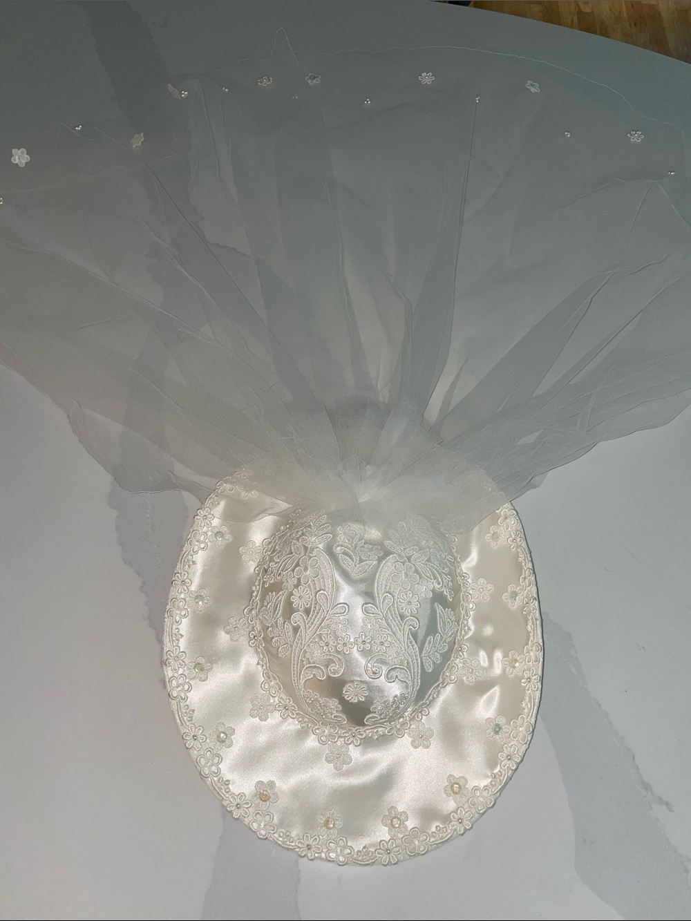 Ivory Embroidered Bridal Veil Hat – Elegant Ivory Accent Lilliane de Paris